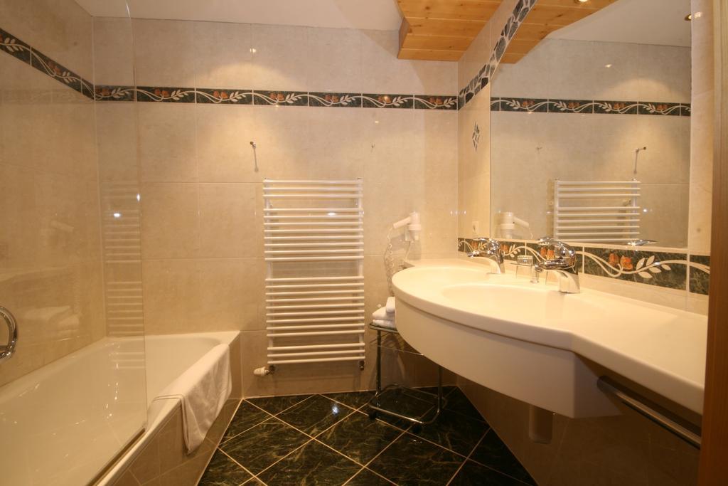 Alpenhotel Neuwirt Шладминг Номер фото